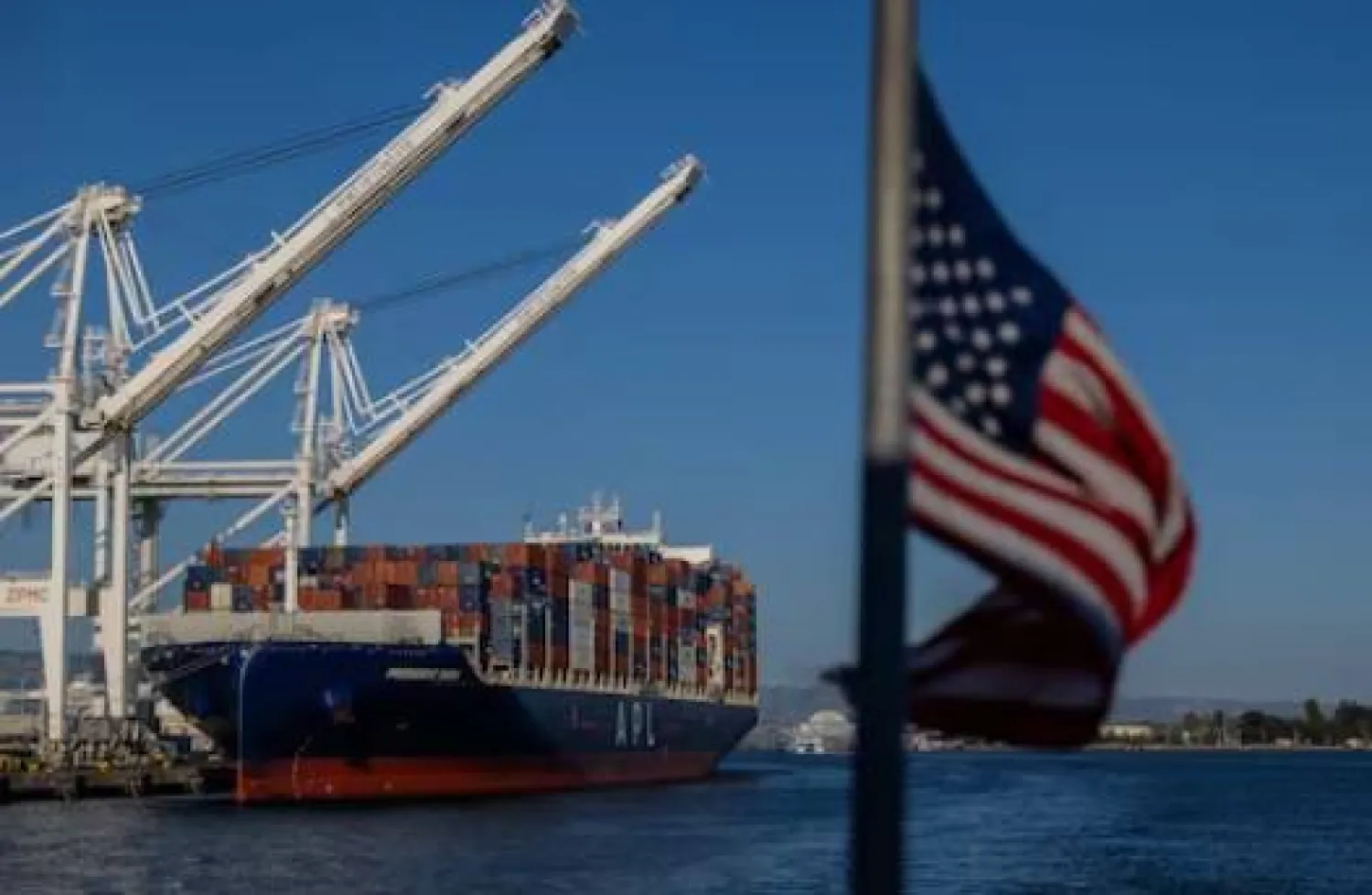 سفينة شحن محمّلة بالحاويات في ميناء أوكلاند (رويترز)