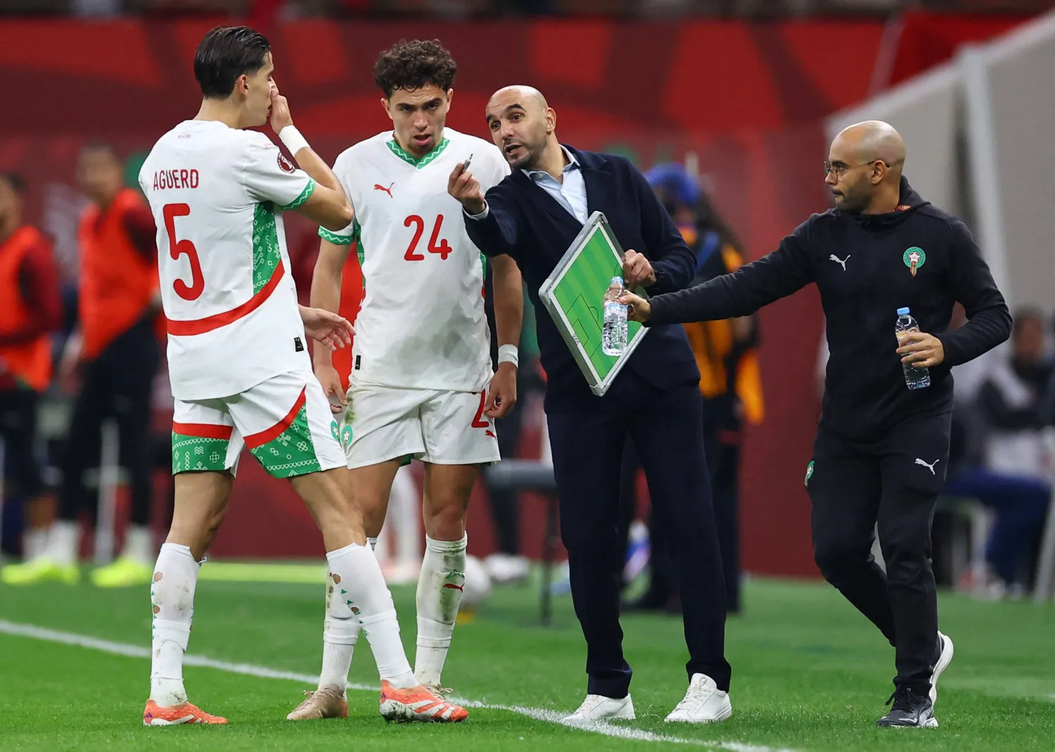 الركراكي قال إن مسيرته وإنجازاته السابقة لا يمكن أن تُمحى بسبب نتيجة واحدة (رويترز)