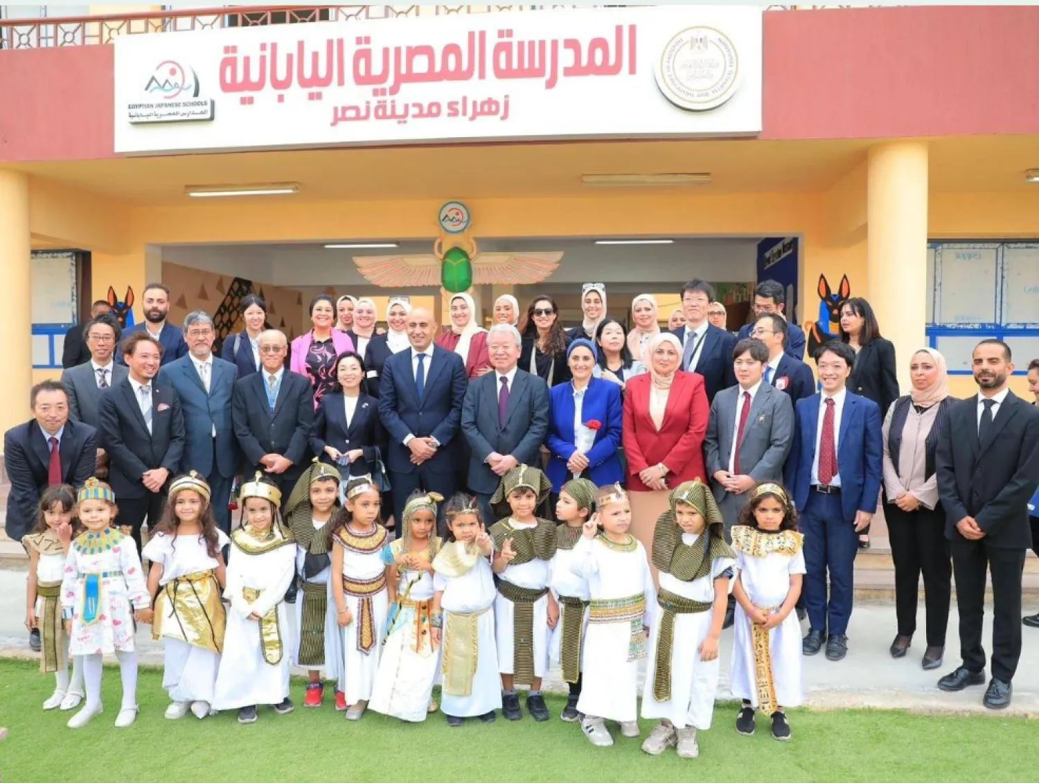 وفد ياباني يزور إحدى المدارس المصرية-اليابانية بالقاهرة في حضور وزير التعليم المصري خلال نوفمبر الماضي (التعليم المصرية)