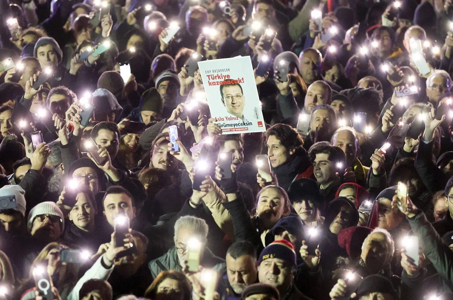تجمع لأنصار حزب «الشعب الجمهوري» في حي بيشكتاش في إسطنبول ليل الأربعاء - الخميس دعماً لإمام أوغلو (حزب الشعب الجمهوري - إكس)