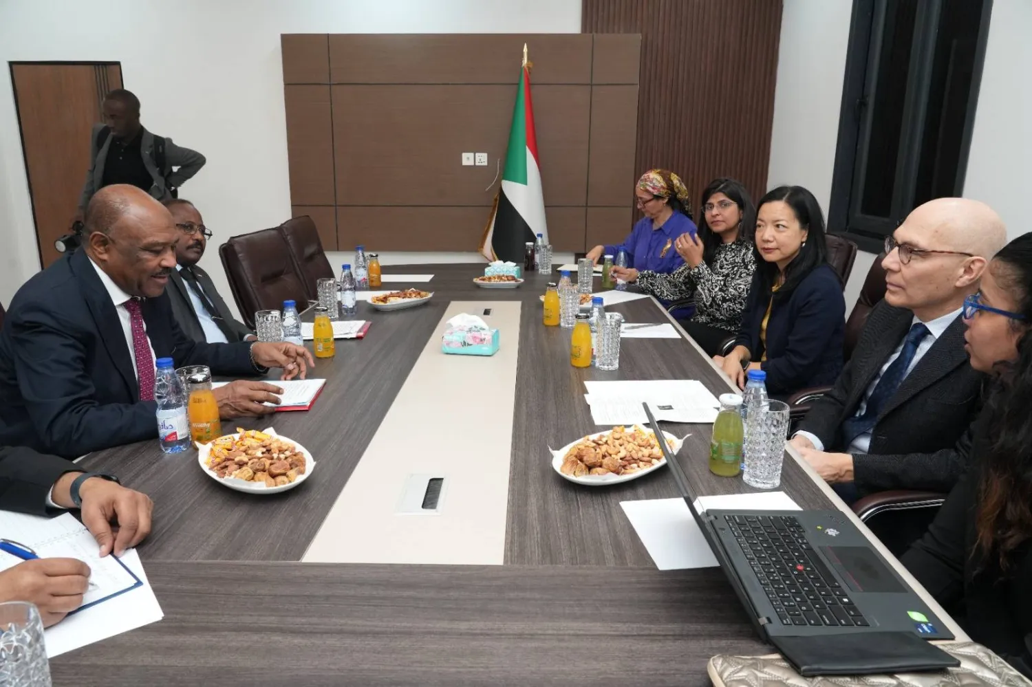 فولكر تورك خلال جلسة محادثات مع وفد الحكومة برئاسة وزير الخارجية محيي الدين سالم (وكالة الأنباء السودانية - سونا)