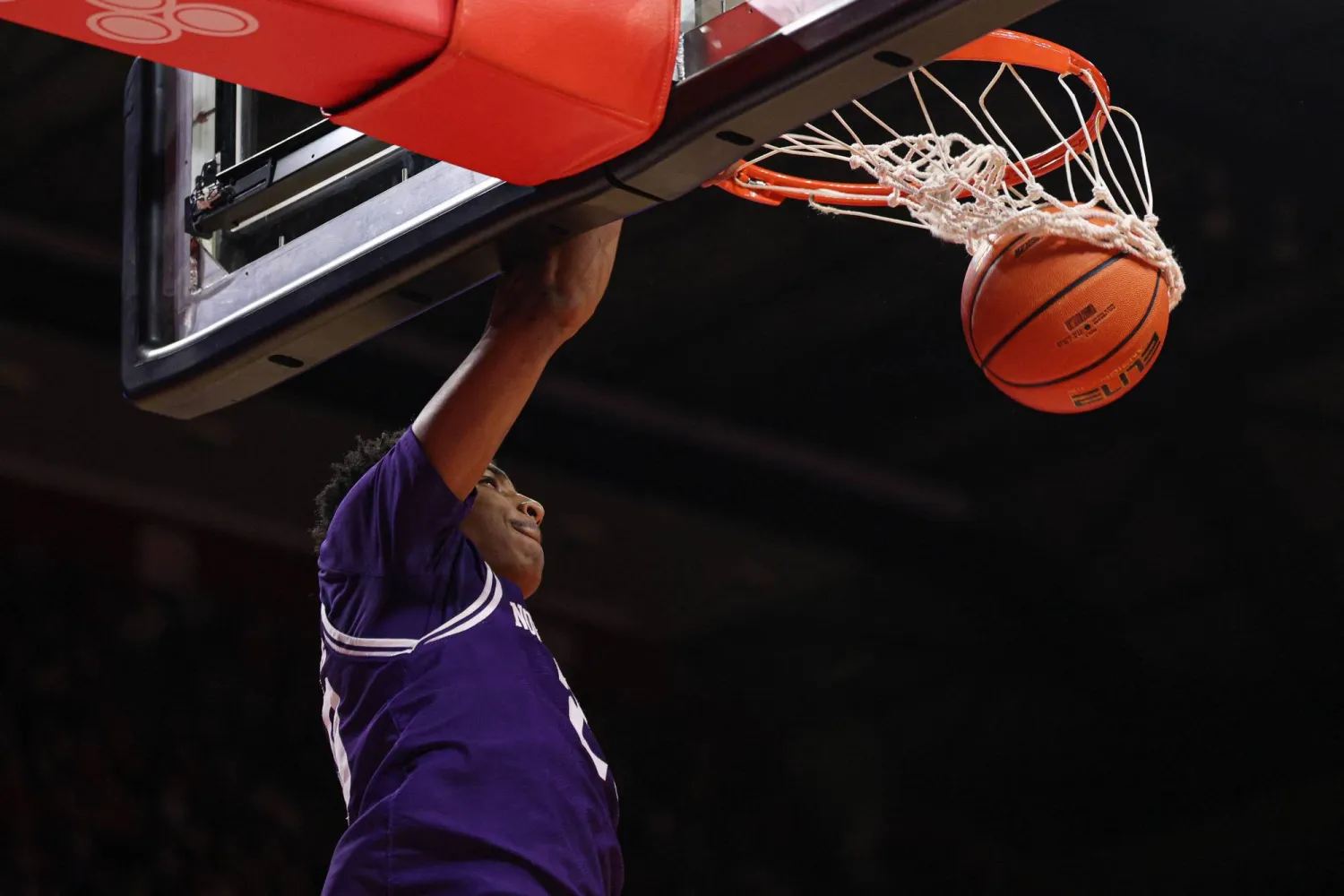 15 لاعب كرة سلة جامعياً سابقاً اتهموا بالتلاعب في نتائج المباريات (رويترز)