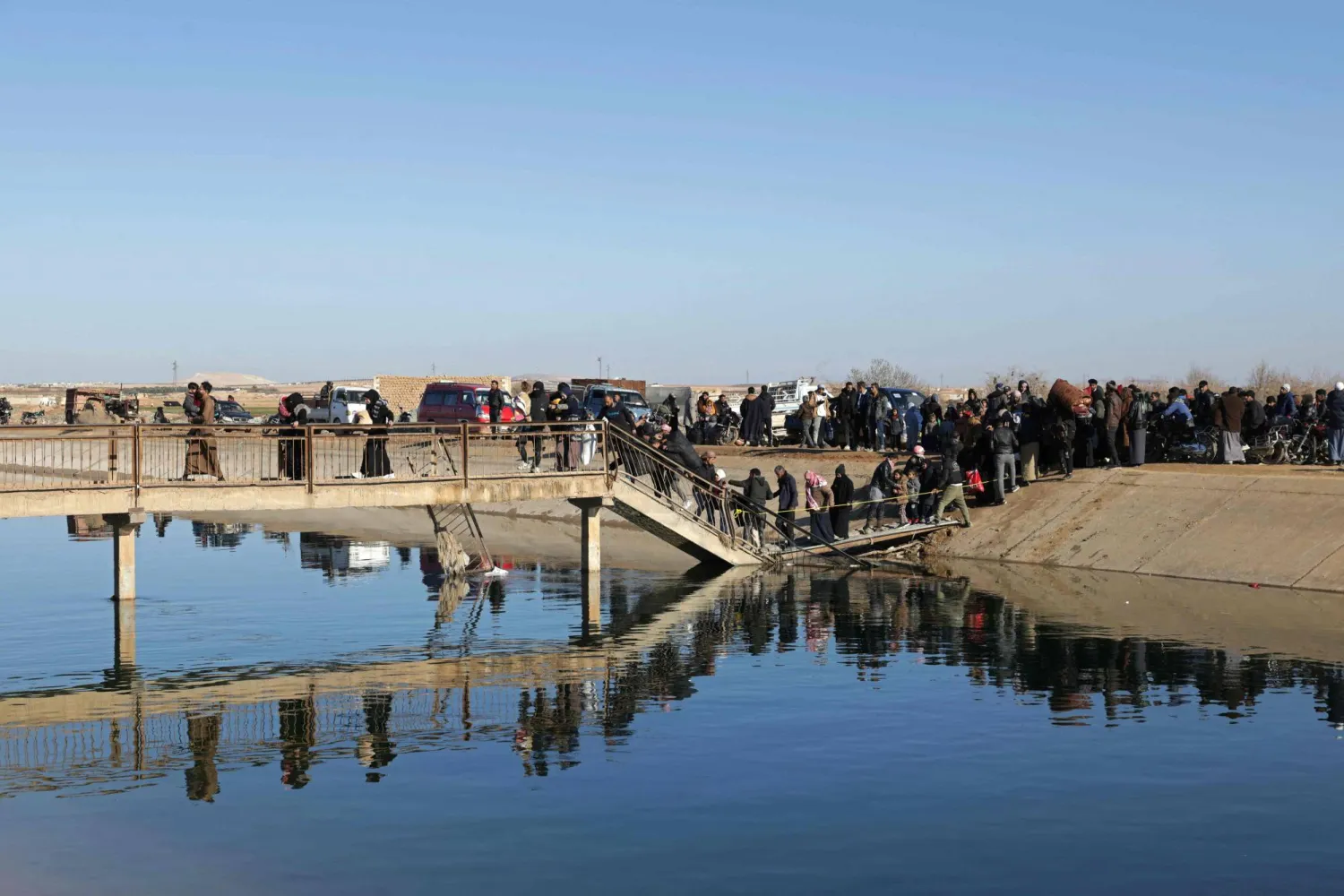 حركة نزوح للمدنيين من مناطق الاشتباك بين «قسد» والجيش السوري في شرق حلب (أ.ف.ب)