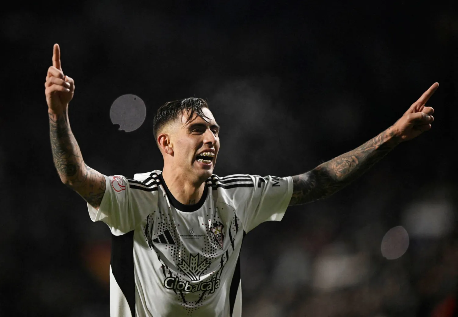 جيفتي بيتانكور يحتفل بعد نهاية المباراة التاريخية (رويترز)