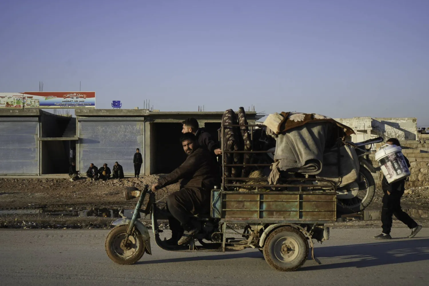 سوريون يغادرون دير حافر (إ.ب.أ)