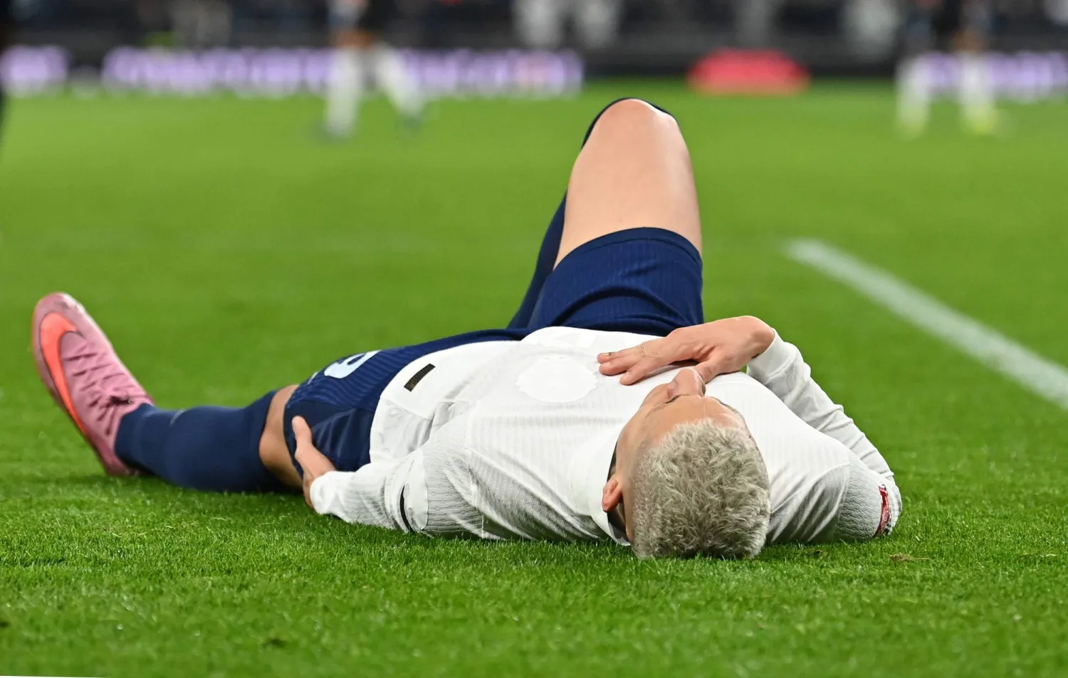 ريتشارليسون لحظة تعرضه للإصابة (أ.ف.ب)