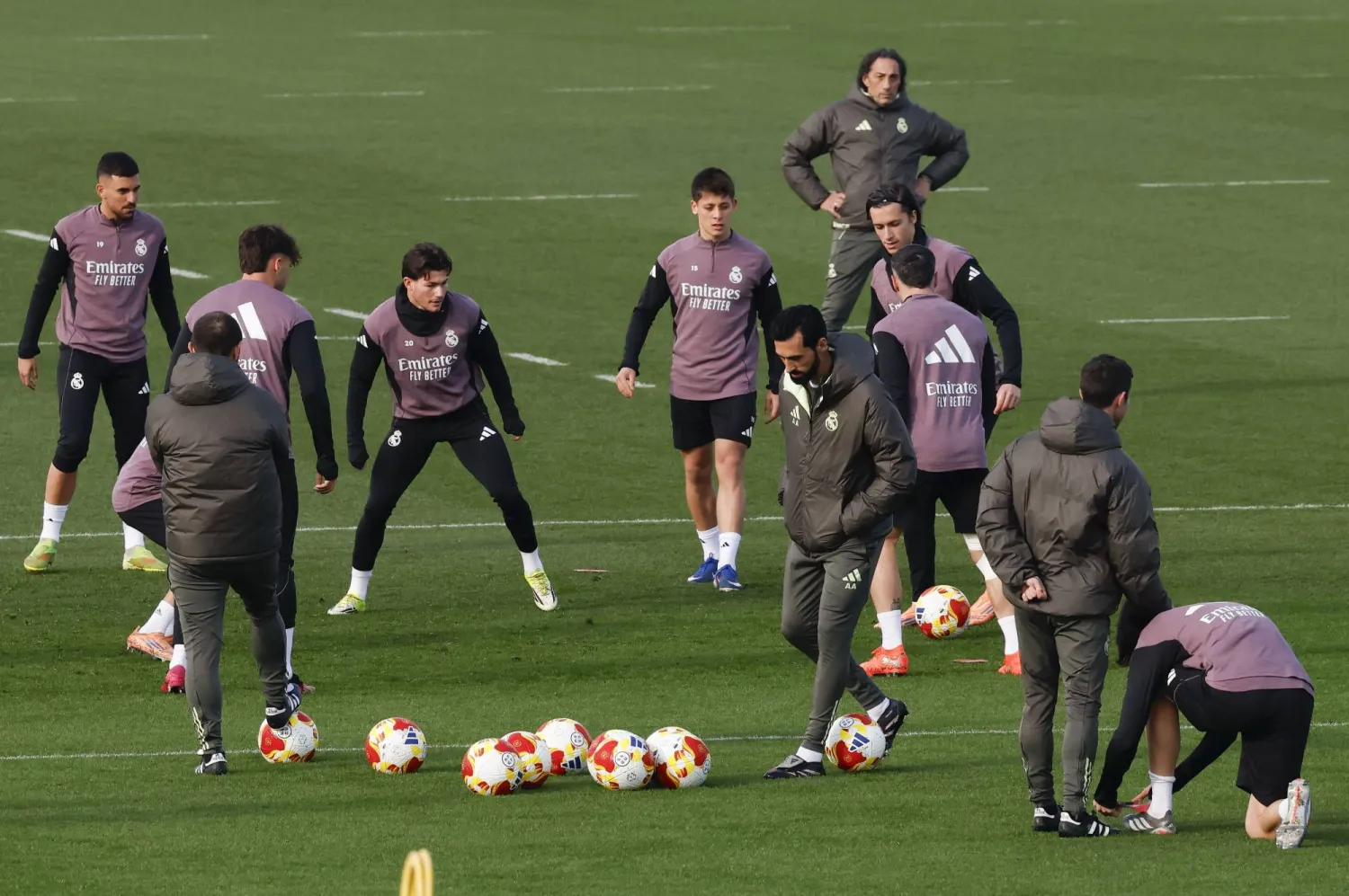 يتطلع ألفارو أربيلوا مدرب ريال مدريد الجديد للخروج من حالة النكسار التي يعيشها الفريق في الوقت الحالي