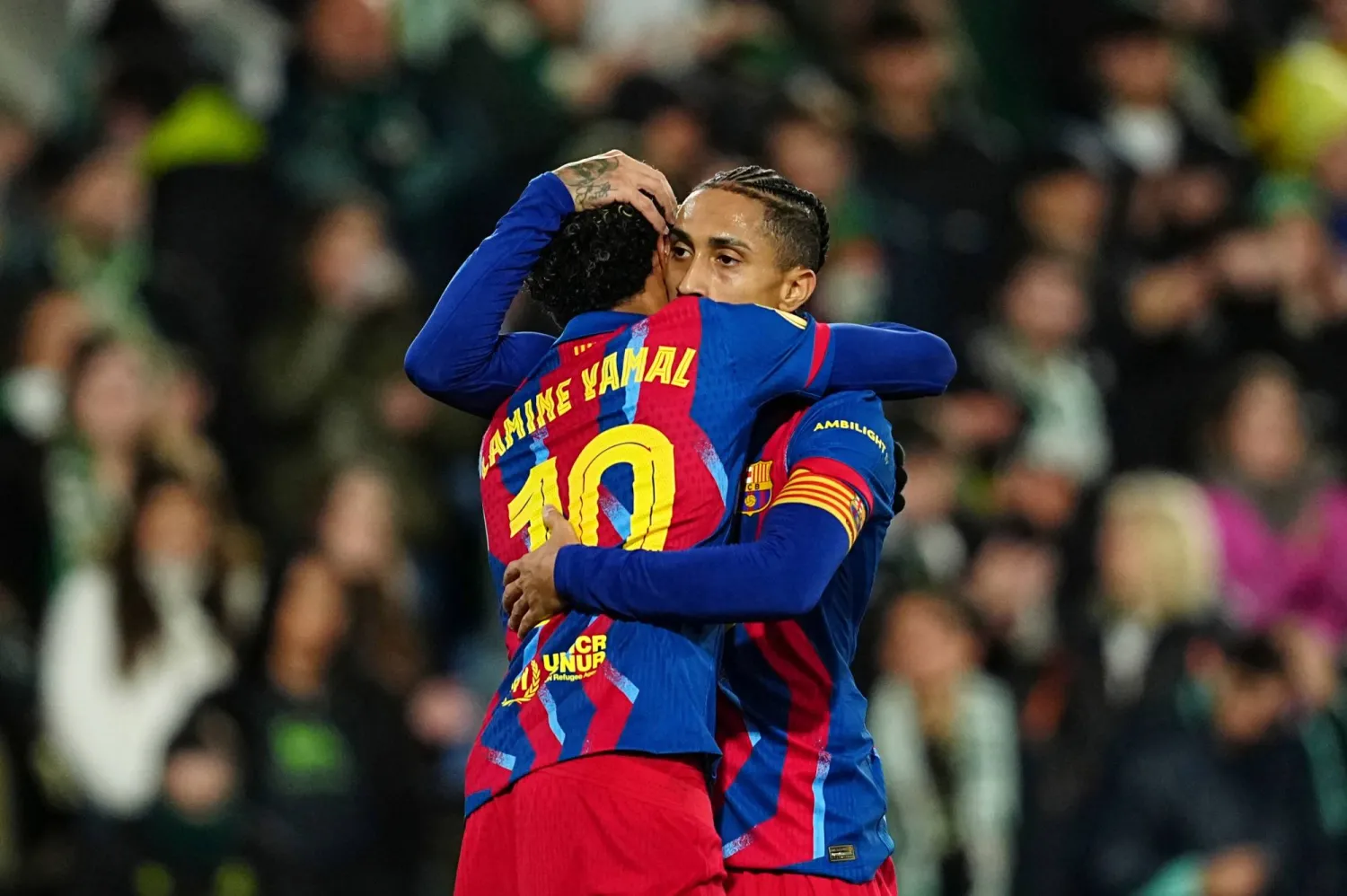 الأمين جمال يحتفل مع رافينها بعد الهدف (أ.ب)