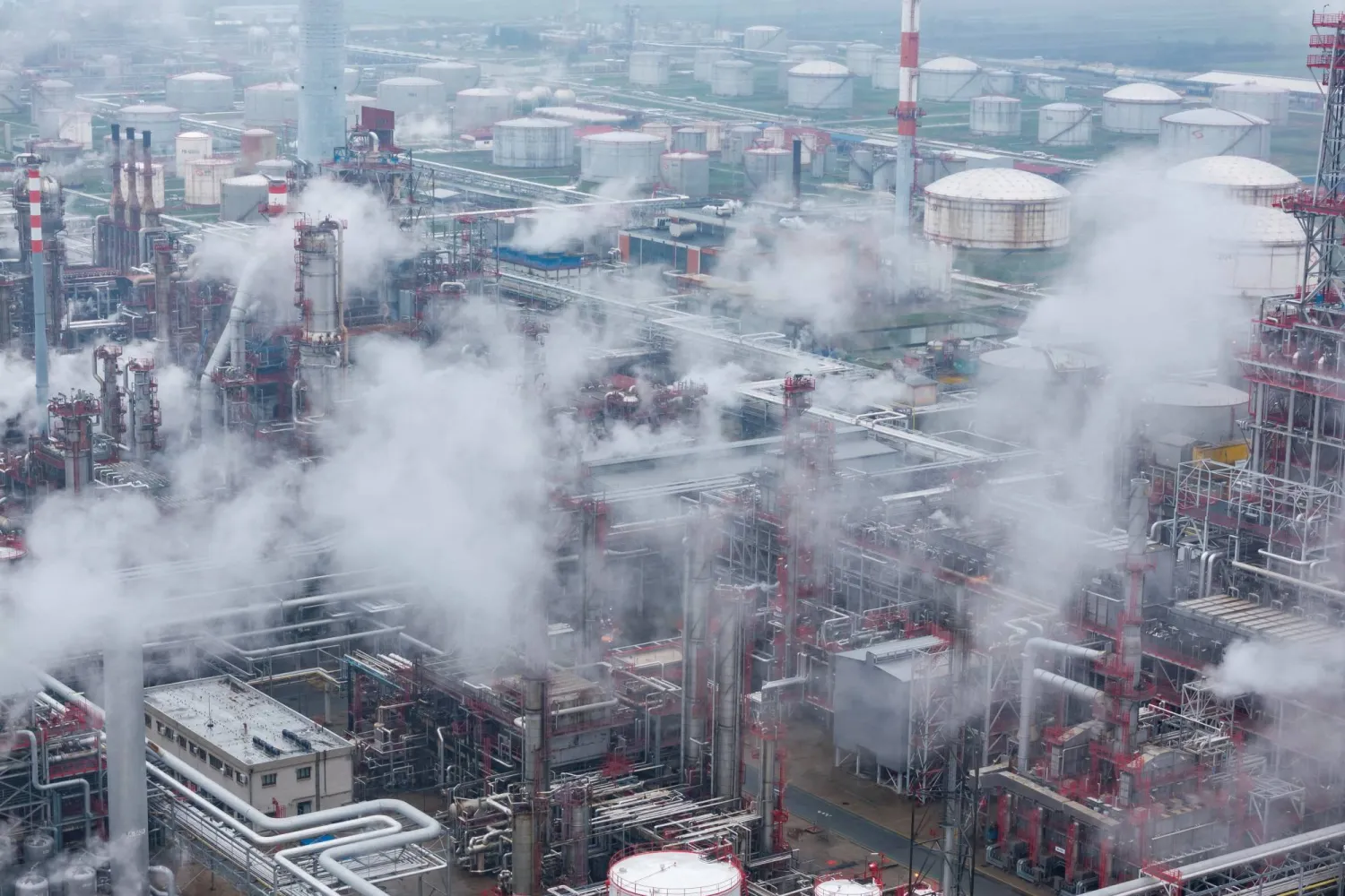 لقطة مصورة من مسيرة لمنشأة نفطية روسية في إقليم سيبيريا (رويترز)