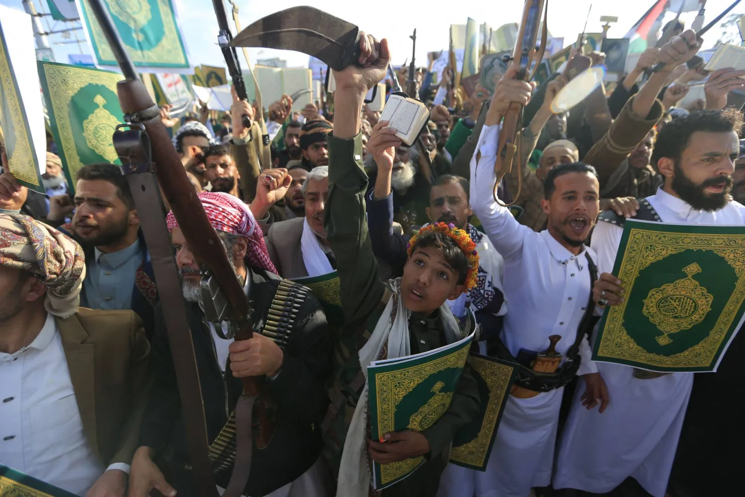 مسلحون حوثيون في صنعاء خلال حشد دعا له زعيمهم (أ.ف.ب)