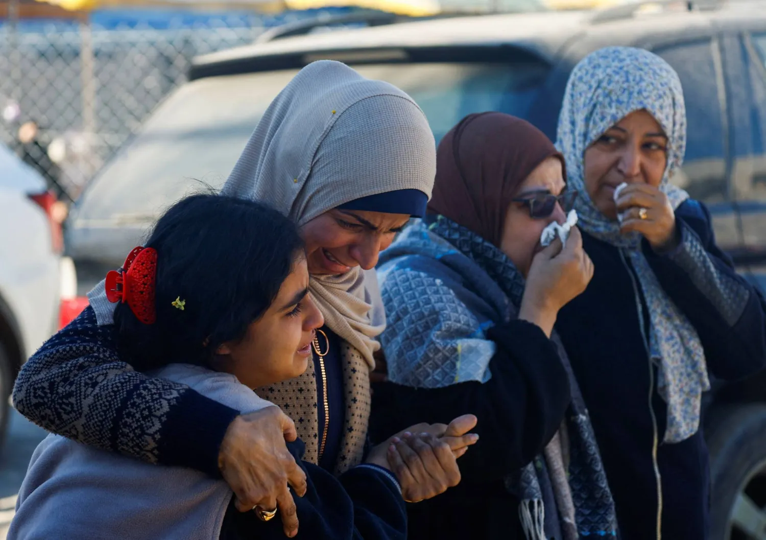 فلسطينيات يبكين قتلى سقطوا بغارة إسرائيلية في دير البلح بوسط قطاع غزة الجمعة (أ.ب)