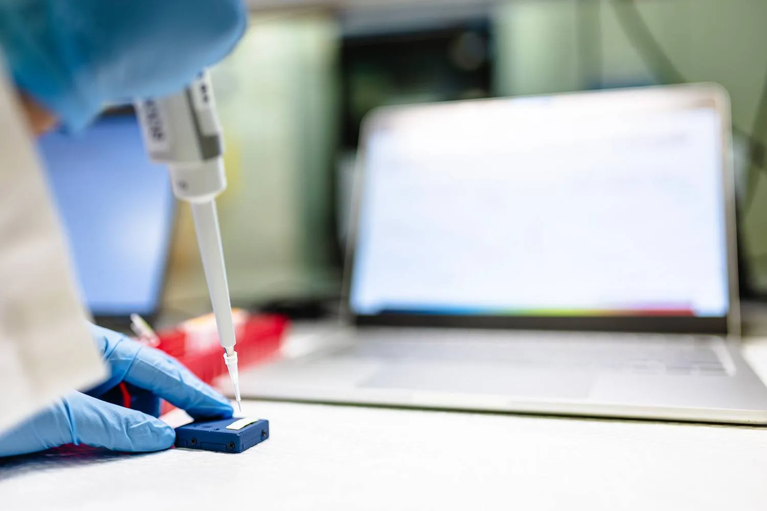 الجهاز يحتوي على مُجسّات كيميائية إلكترونية دقيقة (جامعة تكساس)