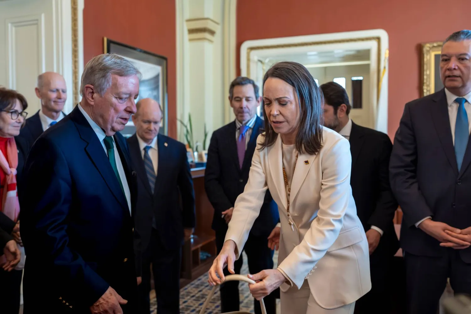 زعيمة المعارضة الفنزويلية ماريا كورينا ماتشادو لدى وصولها إلى مقر الكونغرس الأميركي في واشنطن... ويبدو إلى جانبها السيناتور ديك دوربن (أ.ب)