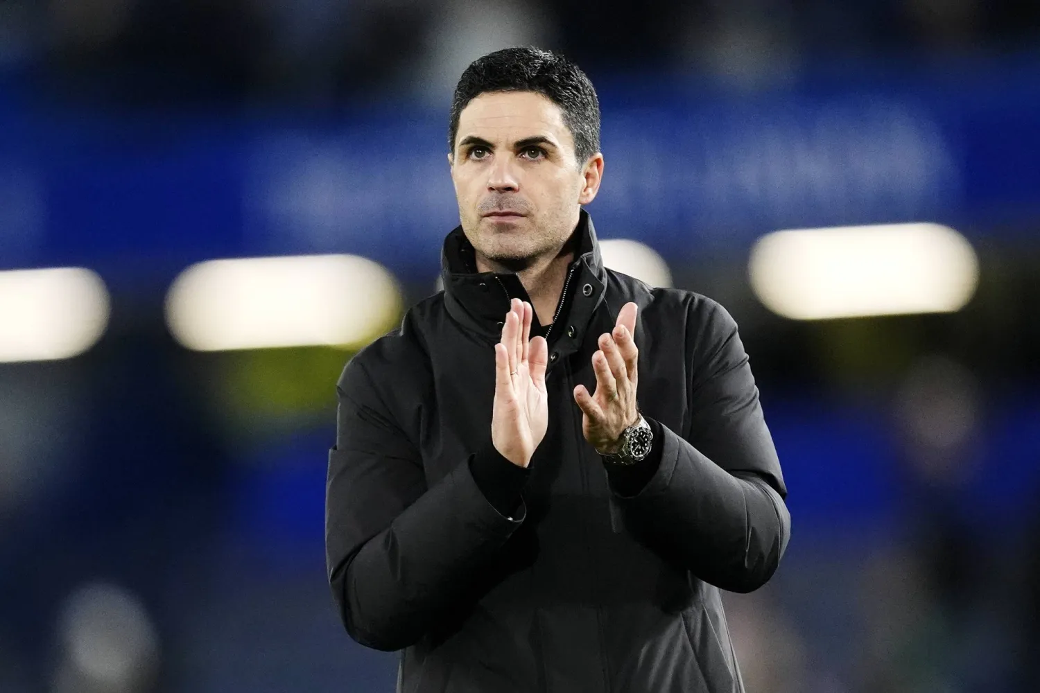 14 January 2026, United Kingdom, London: Arsenal manager Mikel Arteta Applauds the fans after the English Carabao Cup semi-final first leg soccer match between Chelsea and Arsenal at Stamford Bridge. Photo: Nick Potts/PA Wire/dpa