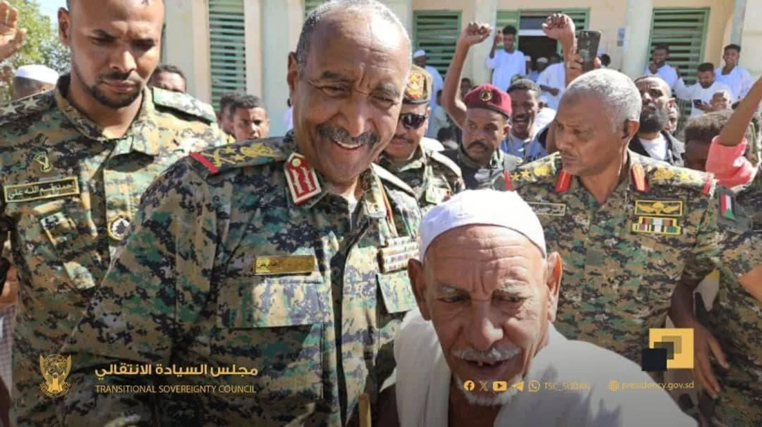 البرهان خلال زيارة إلى بلدة عد بابكر شرق العاصمة الخرطوم الجمعة (مجلس السيادة السوداني)