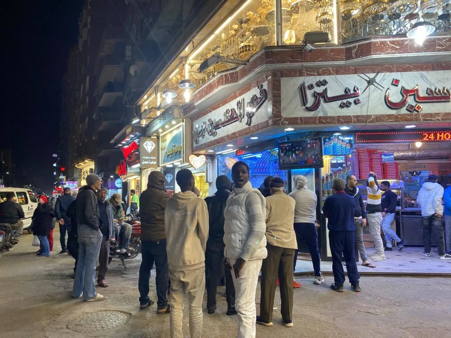 مصريون وسودانيون يتسمرون أمام شاشة لمتابعة ماتش مصر والسنغال في كأس الأمم الأفريقية يناير 2026 (الشرق الأوسط)