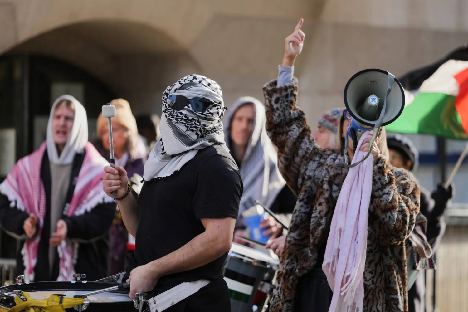 ناشطون مؤيدون للفلسطينيين خارج المحكمة في لندن (أ.ب)