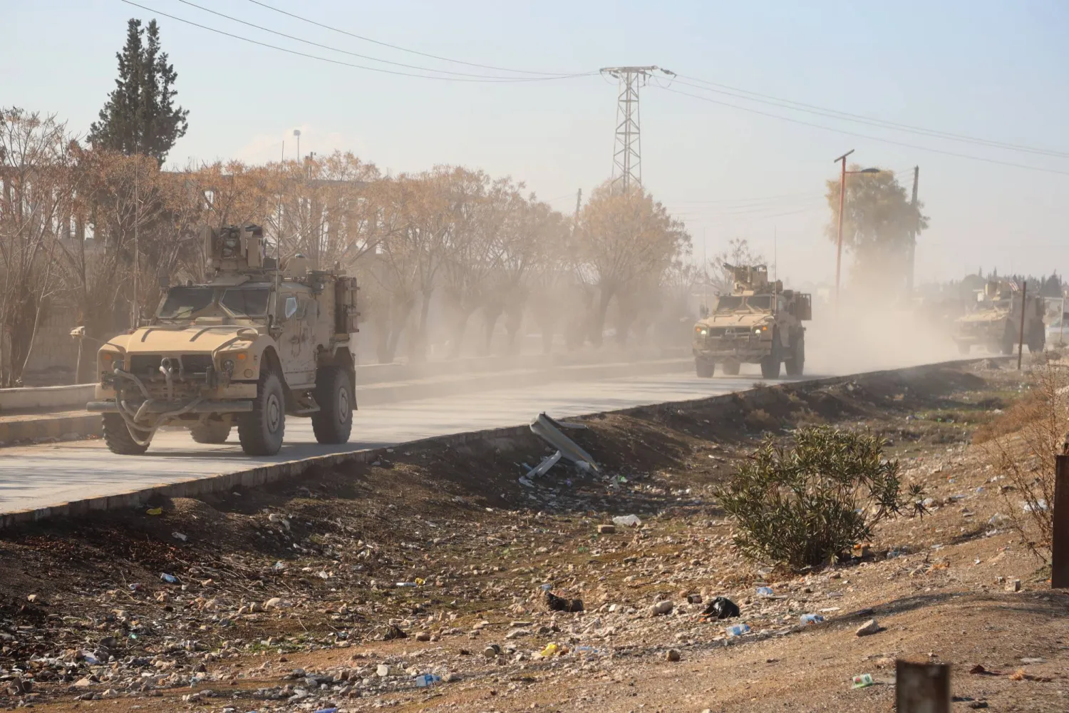 مركبات عسكرية أميركية تابعة للتحالف الدولي في دير حافر بحلب (أ.ب)