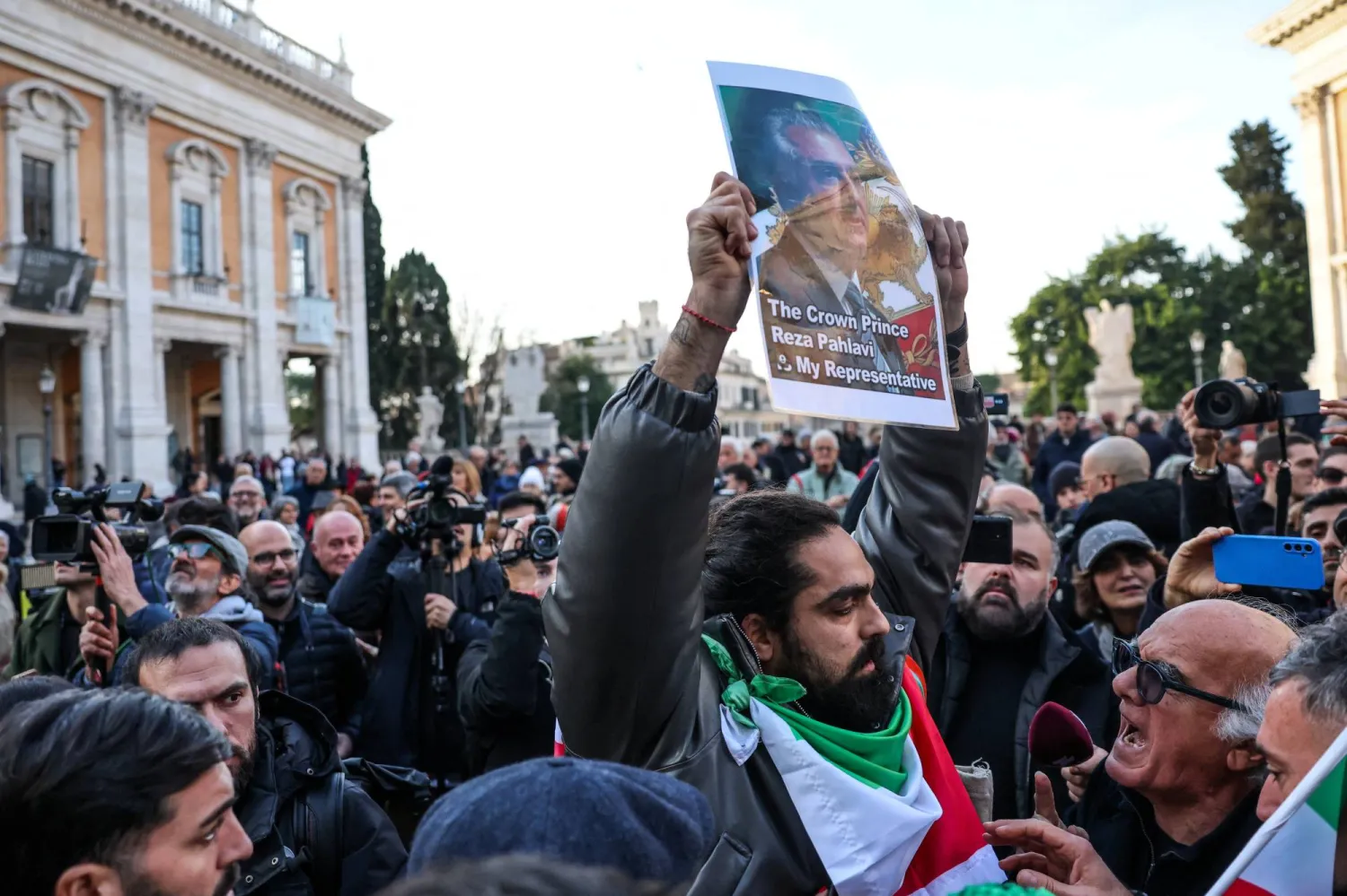 مظاهرة في روما الجمعة تأييداً لرضا بهلوي ابن شاه إيران الساعي للعب دور في الحراك الحالي والرغبة في العودة إلى طهران (رويترز)