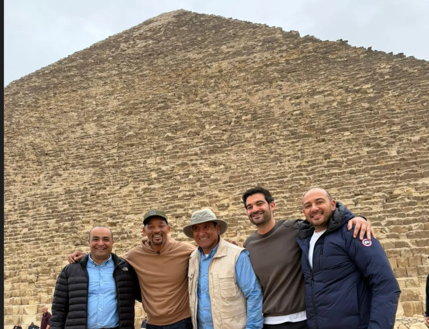 ويل سميث خلال زيارته الأهرامات (وزارة السياحة والآثار)