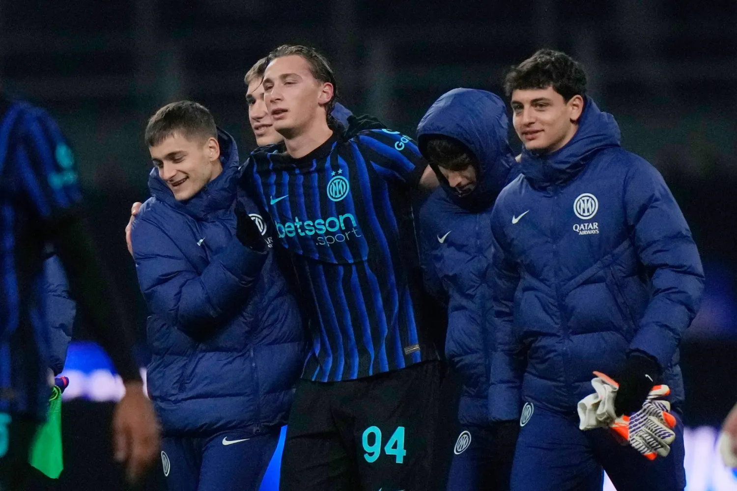 بيو إيسبوزيتو (وسط) وفرحة تسجيل هدف فوز إنتر على ليتشي (أ.ب)