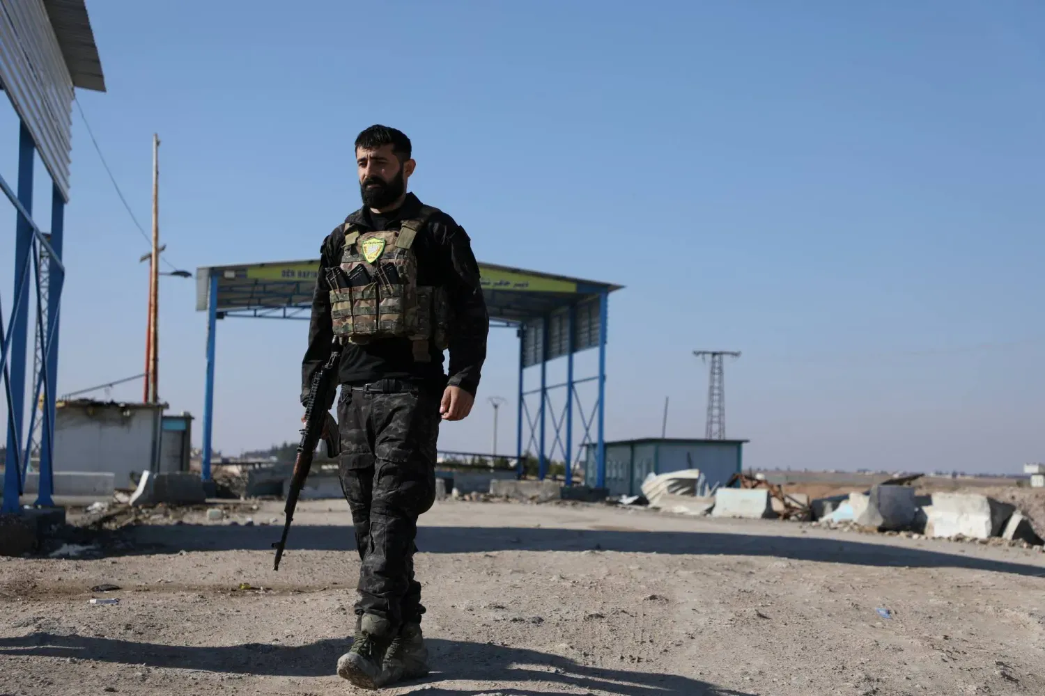 Halep kırsalındaki Deyr Hafir dışında Suriye güvenlik güçlerine mensup bir kişi (Reuters)