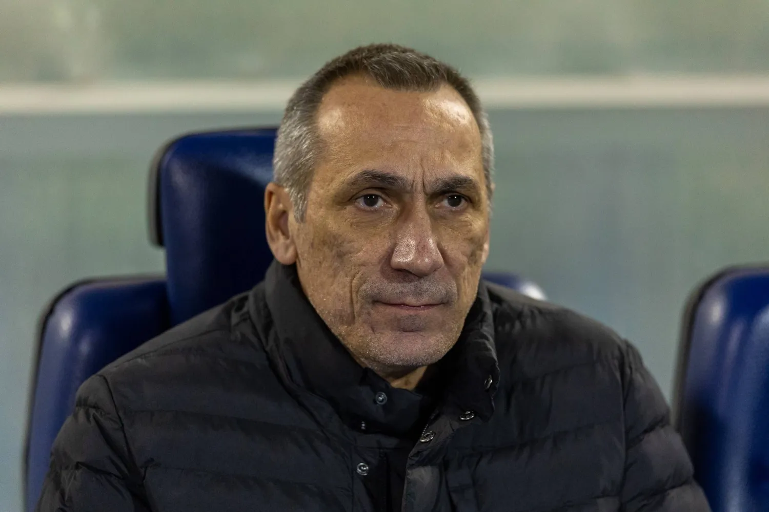 دونيس مدرب الخليج (تصوير: عيسى الدبيسي)