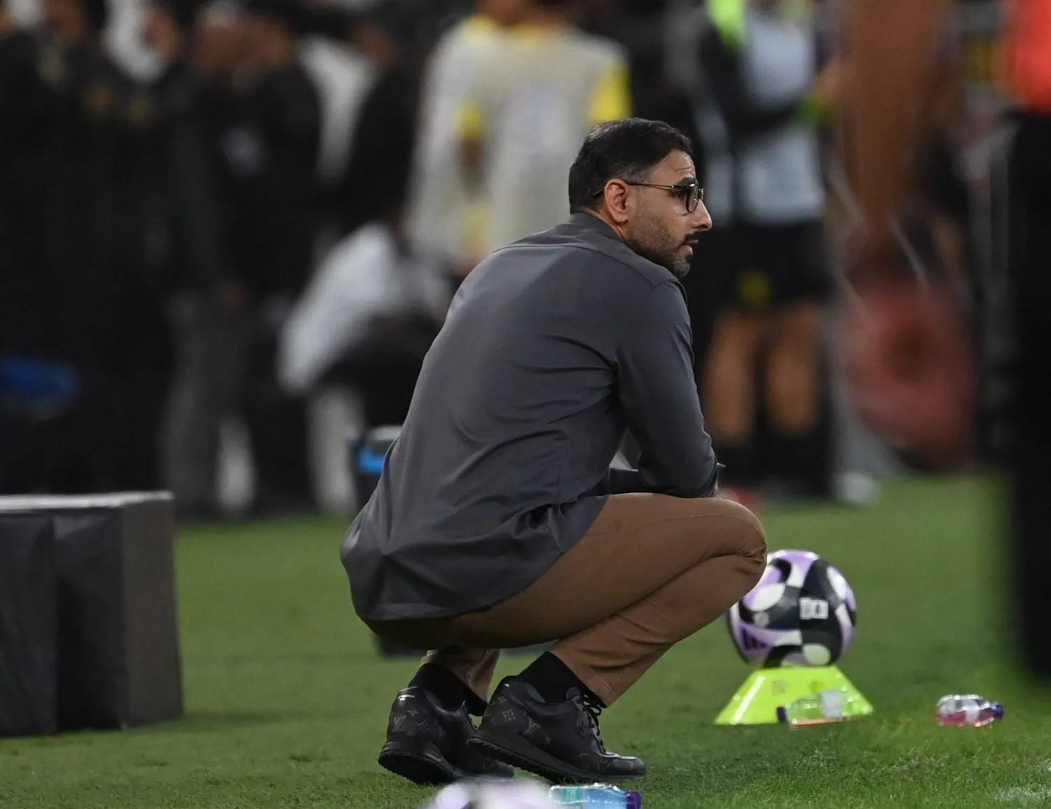 الشهري يراقب أداء لاعبيه خلال المباراة (الشرق الأوسط)