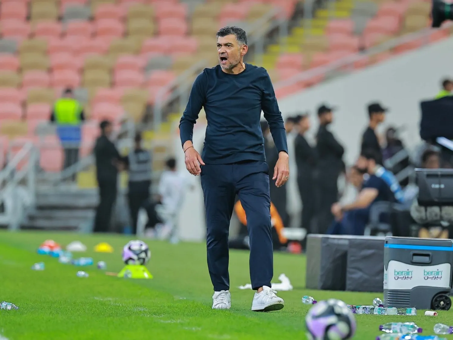 كونسيساو يوجّه لاعبيه خلال المباراة (تصوير: علي العمري)