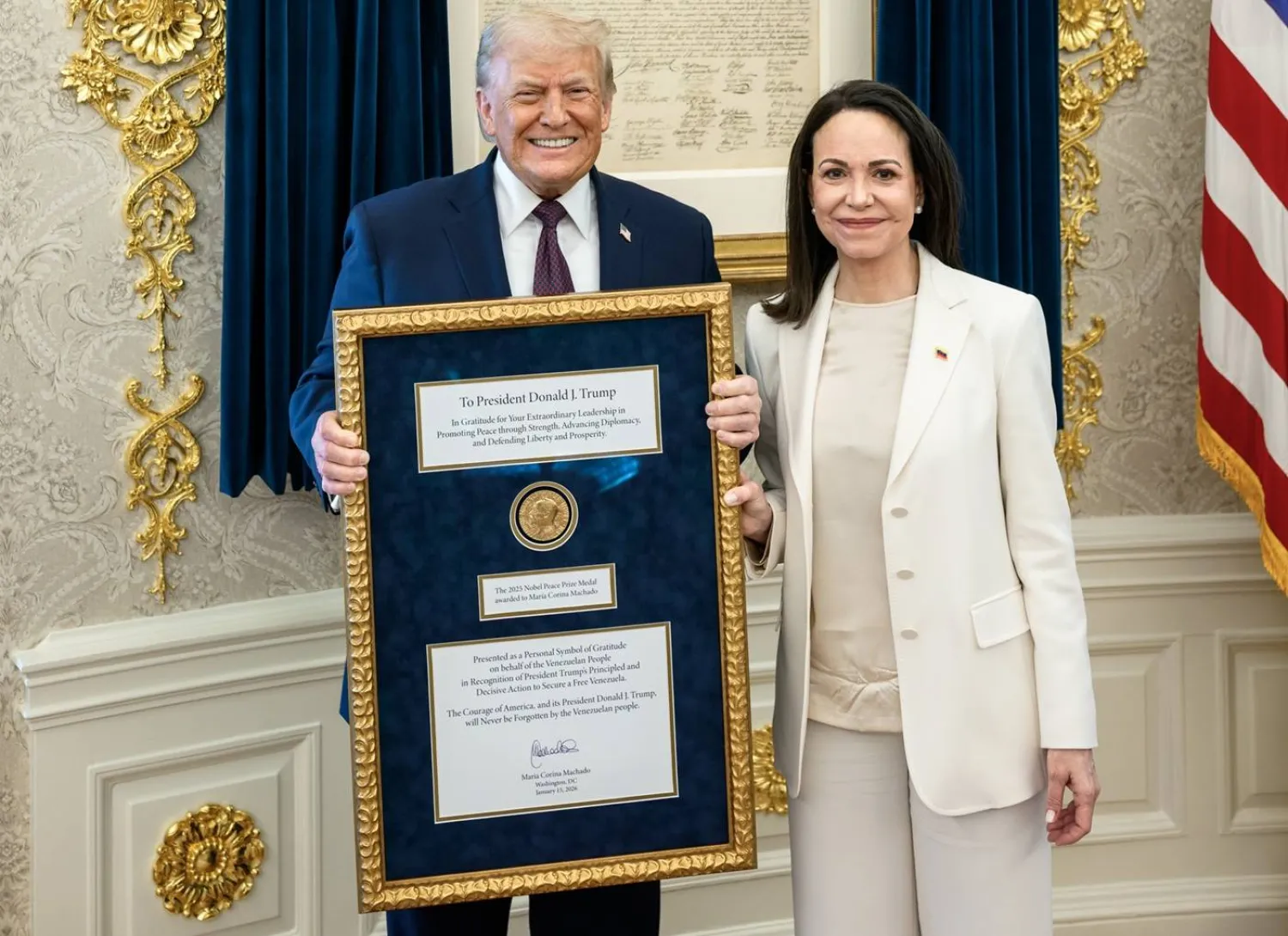 الرئيس الأميركي دونالد ترمب وزعيمة المعارضة الفنزويلية ماريا كورينا ماتشادو بعيد تسليمها ميدالية جائزة نوبل للسلام له خلال اجتماعهما في واشنطن يوم 15 يناير (البيت الأبيض)