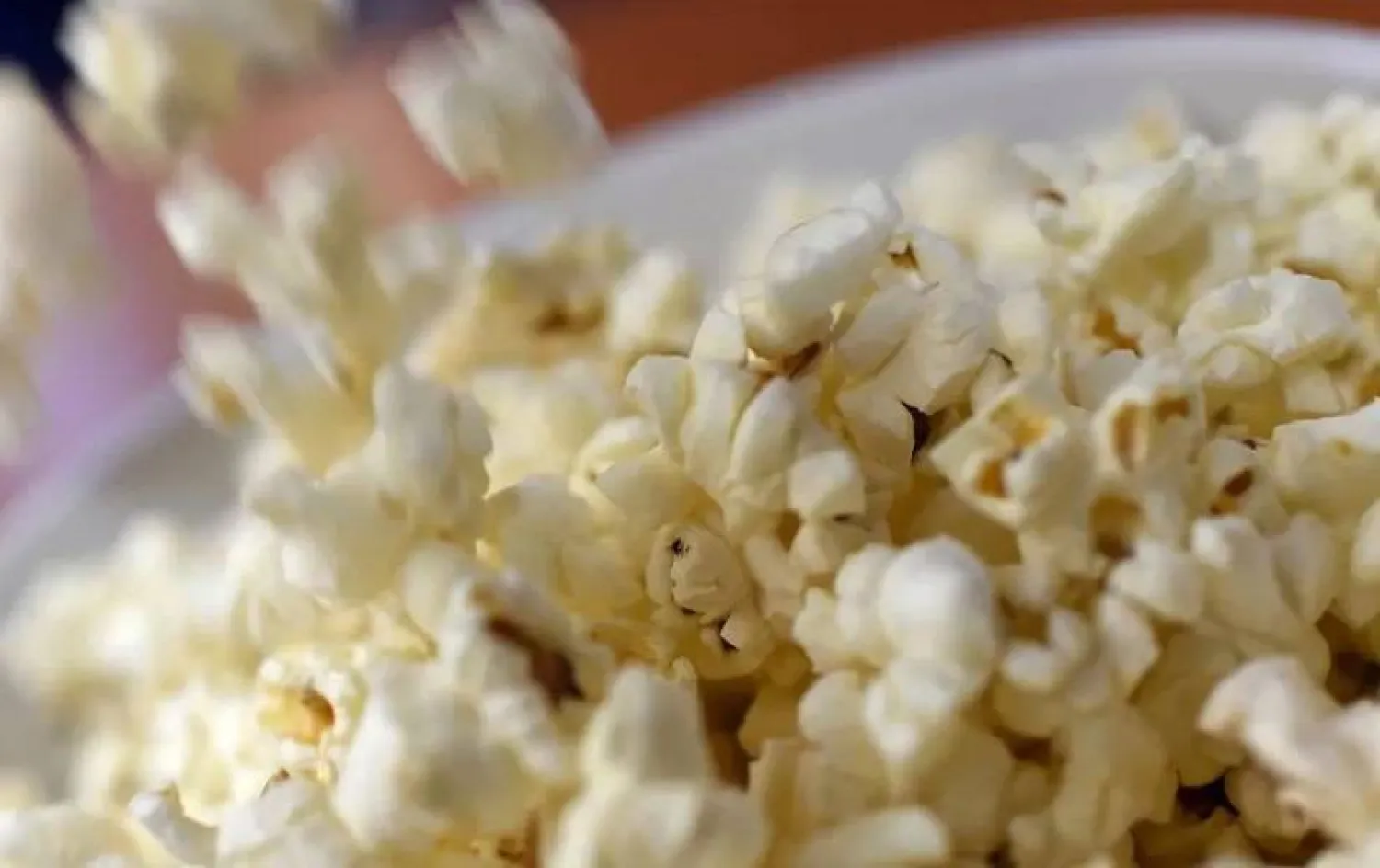 الفشار غني بالألياف لكنه يحتوي أيضاً على نسبة عالية من الملح والدهون غير الصحية (أ.ف.ب)