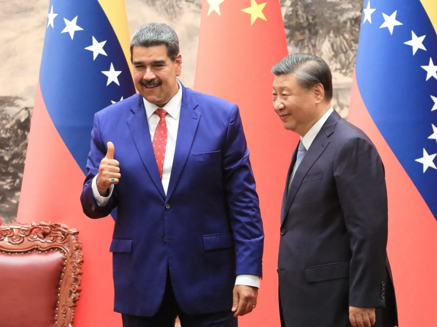 صولرة ارشيفية للقاء بين مادورو والرئيس الصيني شي جينبينغ (رويترز)