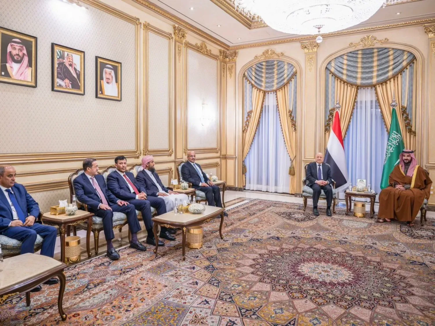 Yemen Cumhurbaşkanlığı Liderlik Konseyi üyeleri, Suudi Arabistan Savunma Bakanı Halid bin Selman ile bir görüşmede (Saba)