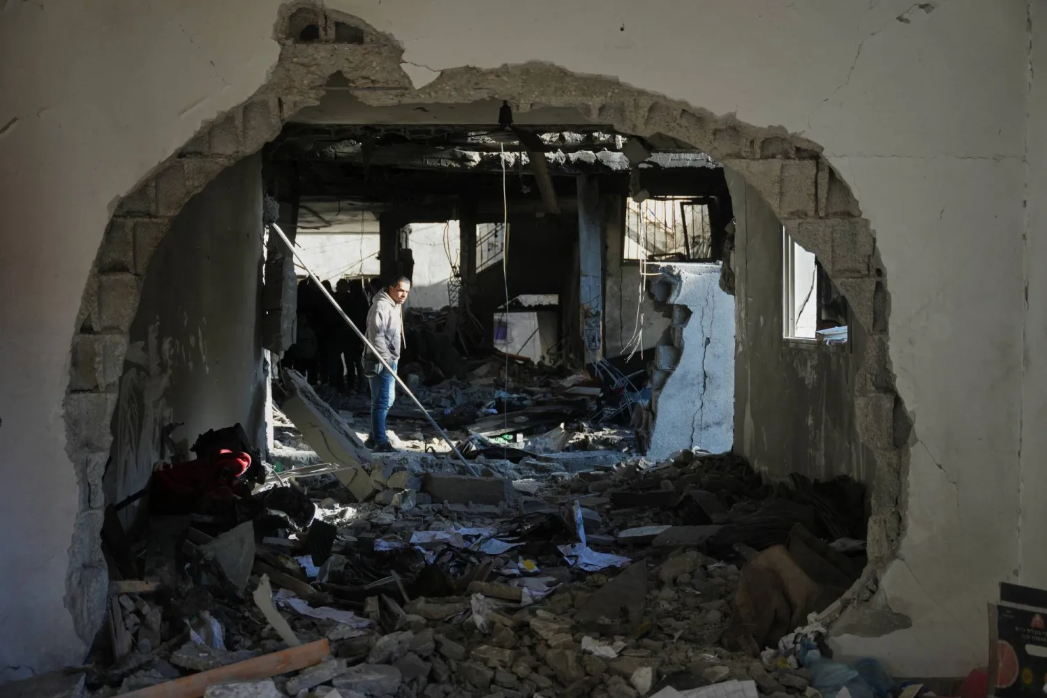 فلسطيني يعلين الدمار الذي خلفته ضربة إسرائيلية في منزل بدير البلح وسط قطاع غزة أمس (أ.ب)