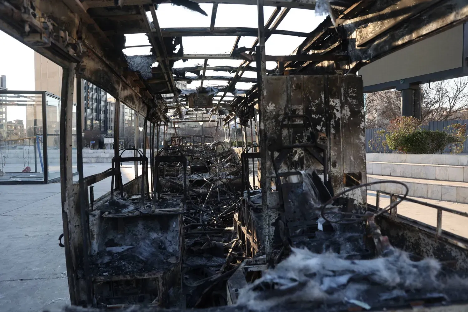 Tahran'da düzenlenen protestolar sırasında yanmış bir otobüs (Reuters)