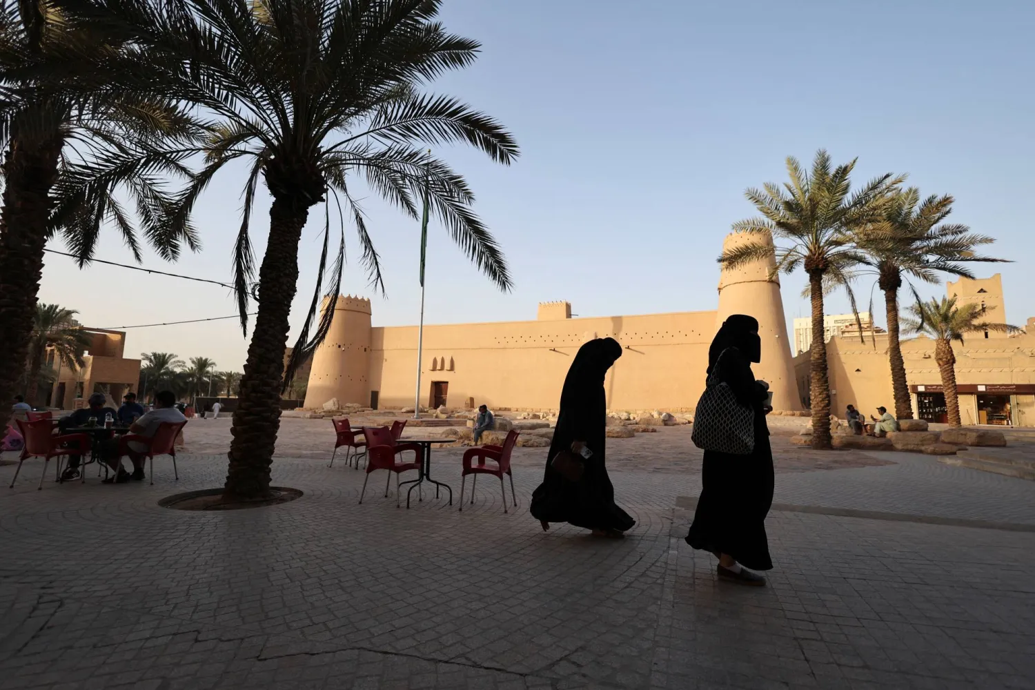نساء يمشين أمام متحف قصر المصمك في الرياض (أ.ف.ب)