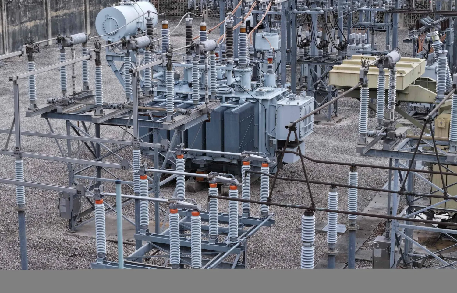 خطوط نقل طاقة تمر عبر محطة فرعية على طول شبكة الكهرباء في ميامي (أ.ف.ب)