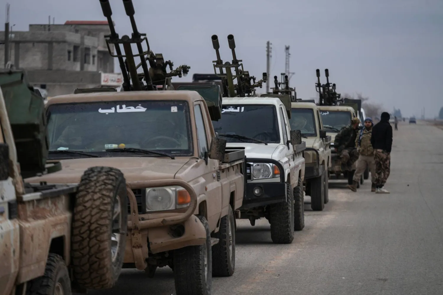 قوات من الجيش السوري تدخل دير حافر بريف حلب الشرقي اليوم (إ.ب.أ)