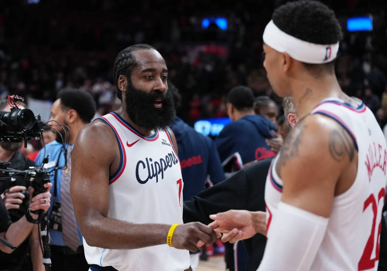 جيمس هاردن قاد كليبرز للفوز على رابتورز (رويترز)