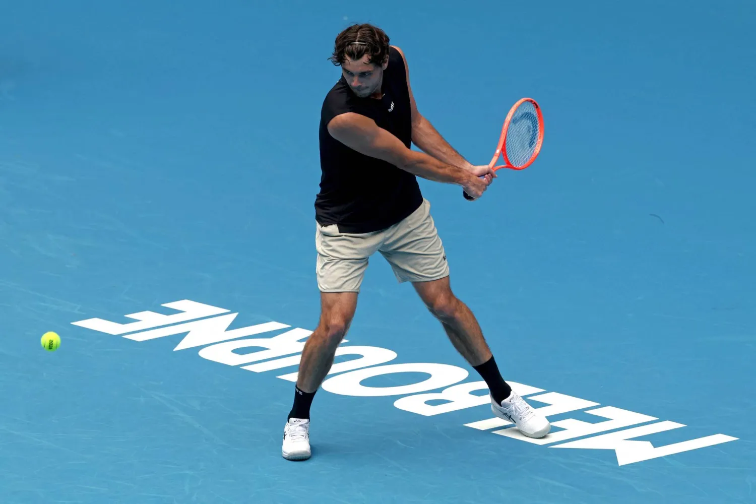 الأميركي تيلور فريتز يستعد لأستراليا المفتوحة (أ.ف.ب)