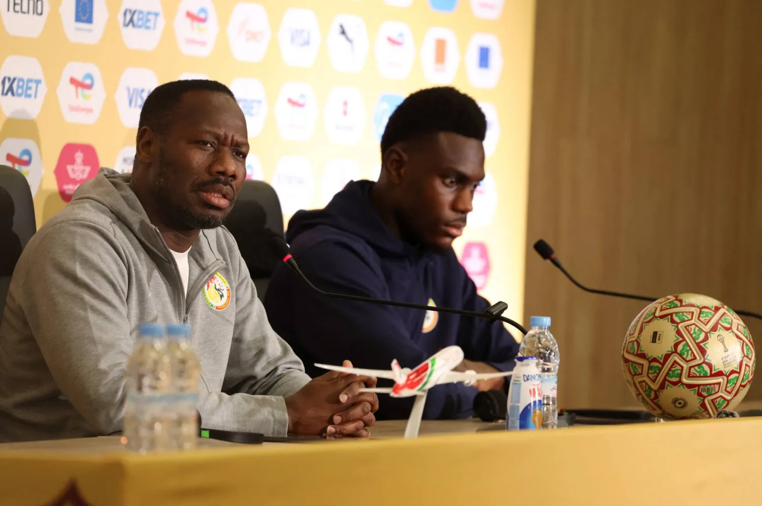 بابي ثياو مدرب السنغال مع لاعبه موسى نياكاتيه في المؤتمر الصحافي السبت (رويترز)