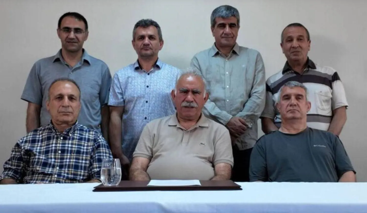 زعيم «حزب العمال الكردستاني» عبد الله أوجلان كما ظهر في رسالة فيديو يوم 9 يوليو 2025 دعا فيها أعضاء الحزب لإلقاء الأسلحة والإعلان عن الانتقال إلى النضال الديمقراطي في إطار قانوني (أ.ف.ب)