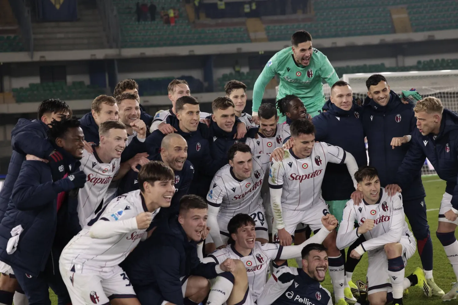 احتفالية لاعبي بولونيا بالفوز على فيرونا في ملعبه (إ.ب.أ)