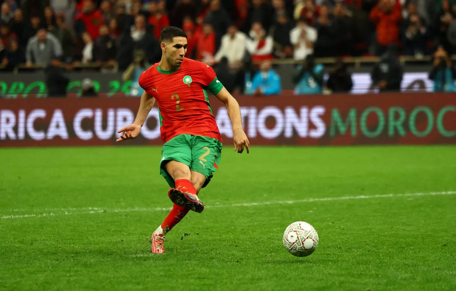 قائد المنتخب المغربي ونجمه الأبرز أشرف حكيمي (رويترز)