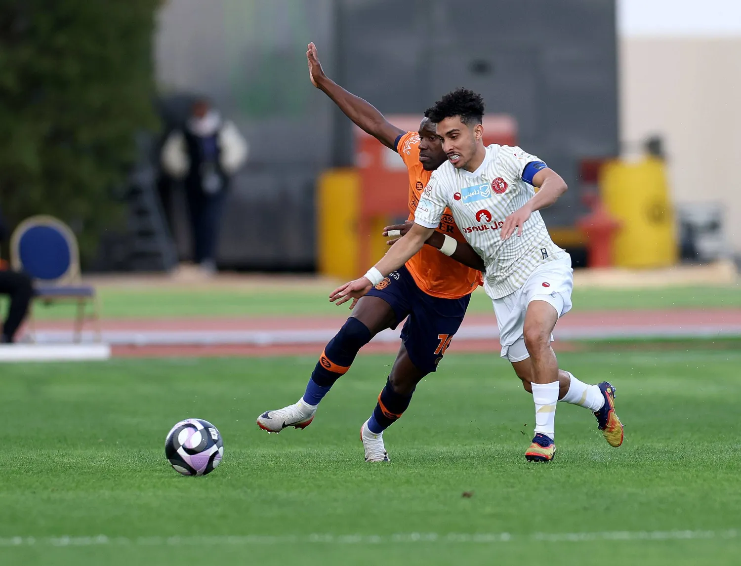 من المواجهة التي جمعت بين الفيحاء وضمك (تصوير: مشعل القدير)