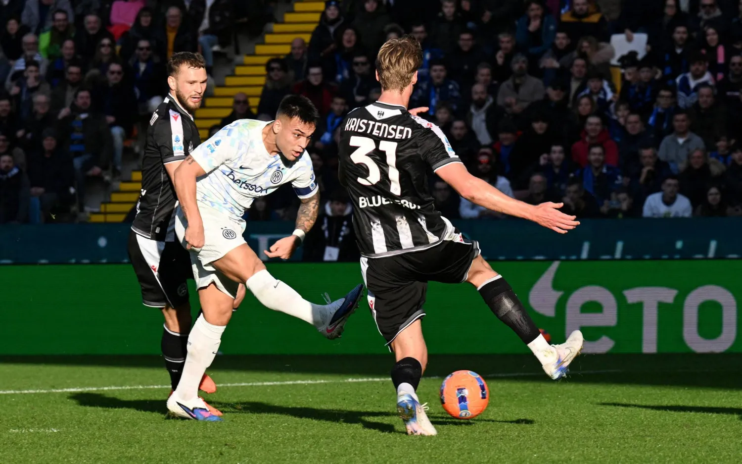 لاوتارو مارتينيز لحظة تسجيله هدف الفوز لإنتر ميلان (رويترز)