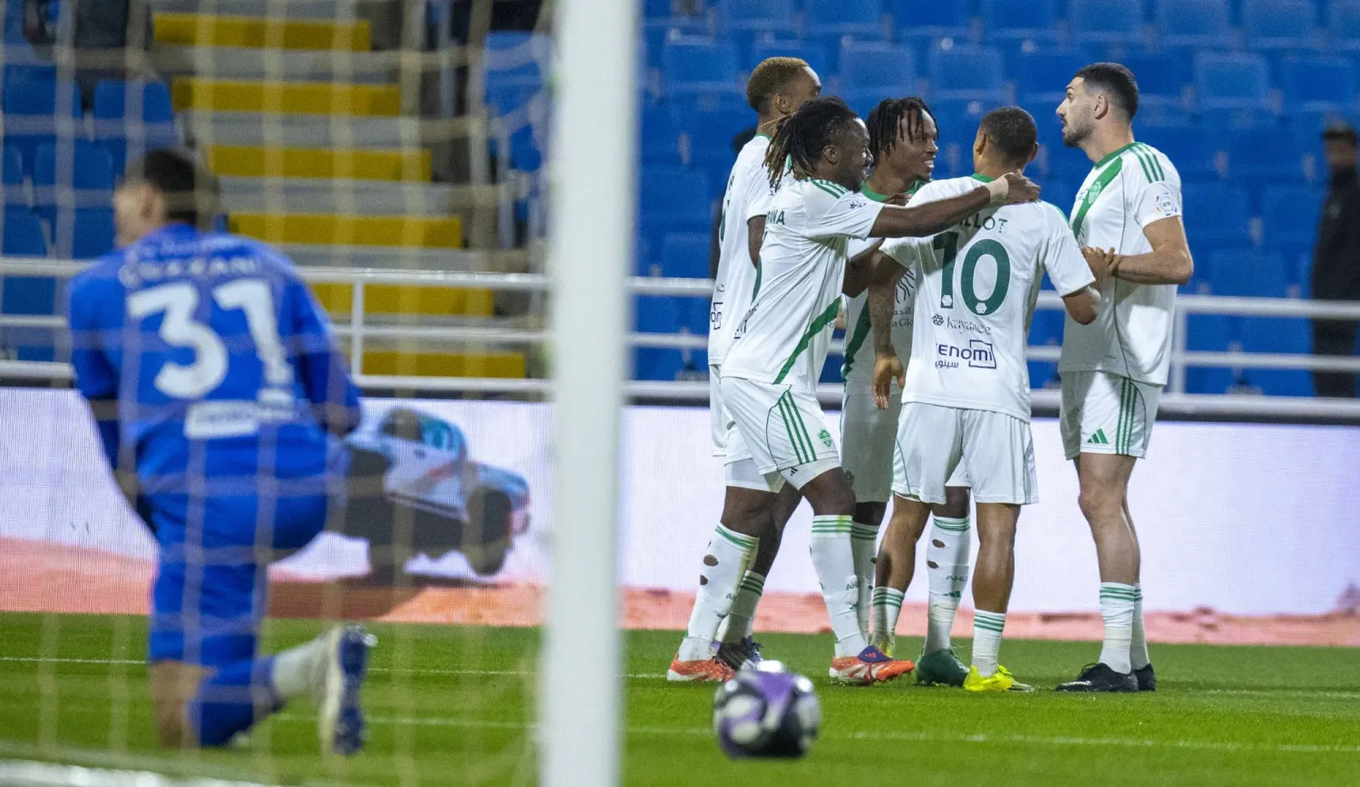 لاعبو الأهلي يحتفلون بهدف الفوز على الخلود (تصوير: سعد الدوسري)