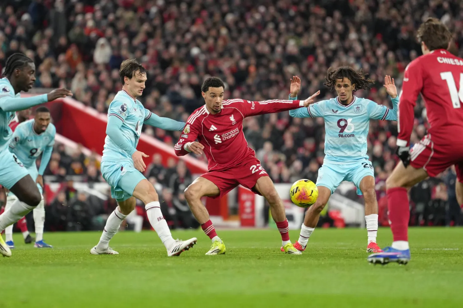 ليفربول اكتفى بالتعادل مع ضيفه بيرنلي (أ.ب)