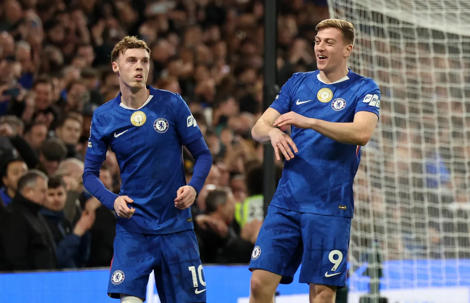 كول بالمر (يسار) يحتفل بهدف تشيلسي الثاني في برينتفورد (إ.ب.أ)