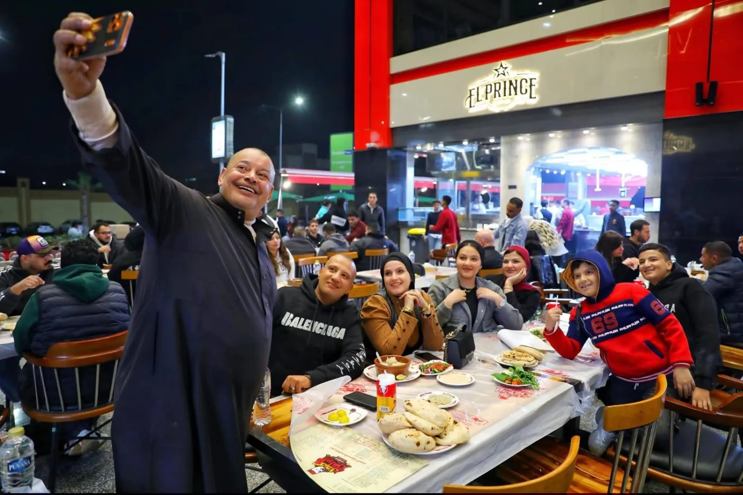 ناصر البرنس يلتقط صورة مع أسرة (صفحة ناصر البرنس)